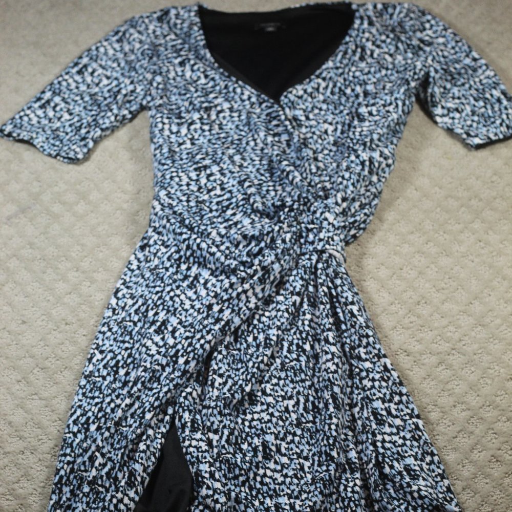 SO FLATTERING! Ann Taylor Size XS Blue & Black Wrap Dress